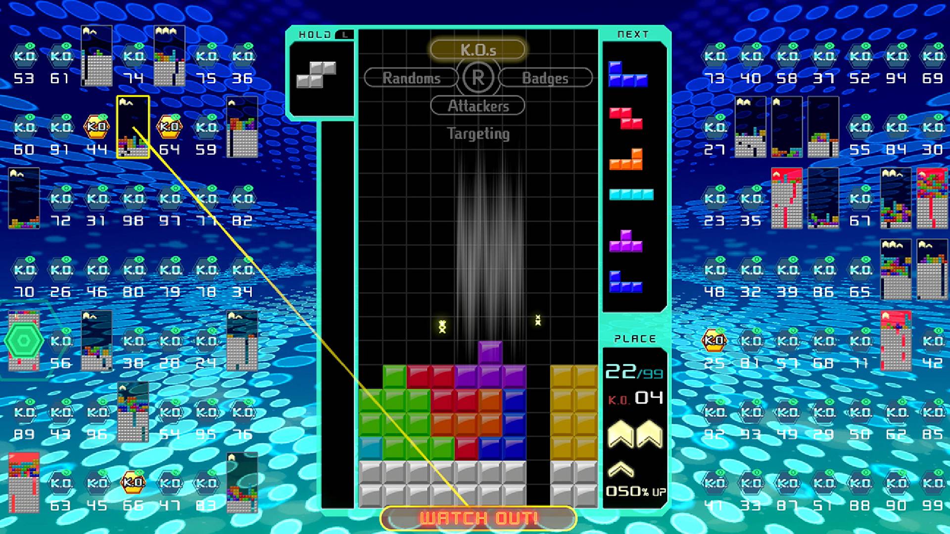 Es wird ein Tetris-Spiel gespielt, während 98 weitere Tetris-Spiele um das Hauptdisplay herum angezeigt werden.