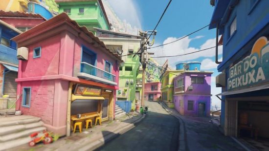 Une Carte Overwatch 2 Montrant Une Scène Montrant Des Bâtiments Colorés Dans Une Rue Étroite De Rio De Janeiro.