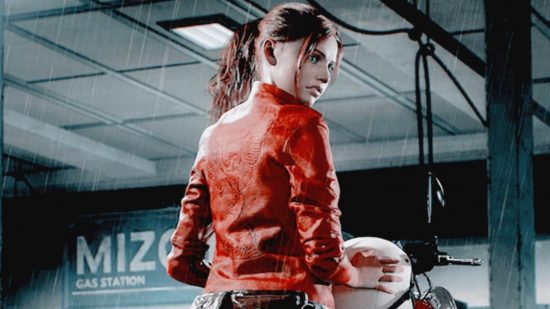 Claire De Resident Evil Était Assise Sur Une Moto Devant Une Station-Service