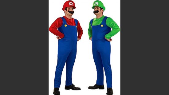 Costumi di Mario e Lugi; due uomini in salopette, maglietta e un cappello, con le mani sui fianchi. Quello a sinistra indossa una maglietta e un cappello rossi, l'altro indossa una maglietta e un cappello verdi.