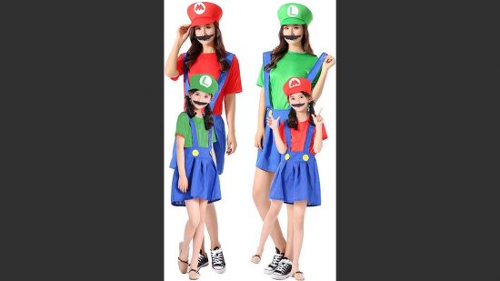 Costumi di Mario e Lugi; quattro donne in salopette, maglietta e un cappello, con le mani sui fianchi. Quello a sinistra indossa una maglietta e un cappello rossi, l'altro indossa una maglietta e un cappello verdi.