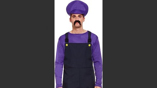 Costumi di Mario e Luigi; un uomo con maglietta e cappello viola, salopette nera e baffi finti.