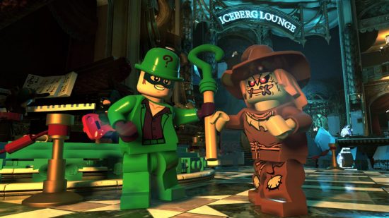 バットマンのゲーム - レゴの形をしたリドラーとスケアクロウ - 緑のスーツを着て、疑問符のついた杖を持ち、帽子にも疑問符のついた杖を持った男と、スケアクロウの格好をした男が、ネオンサインの背後にある寄木細工の床のシーンに立っている。