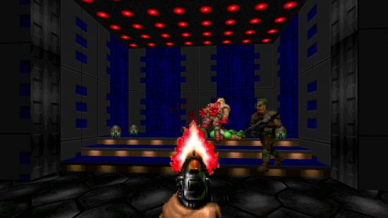 FPS ゲーム - 天井に赤いライトが灯り、目の前でピクセル化された悪魔が死んでいく部屋で、男性が銃を構えている一人称視点のショット。