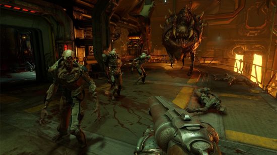 FPS ゲーム - 骸骨の悪魔の前でショットガンを構えている人物と、赤い炎の悪魔の空間にいる大きな球状の悪魔の一人称視点ショット。