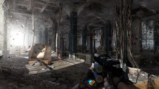 FPS ゲーム - 壊れた窓にゴミがいっぱいで、左から光が差し込んでいる倉庫の中で、大きなピストルを前に構えている人物の一人称視点ショット。