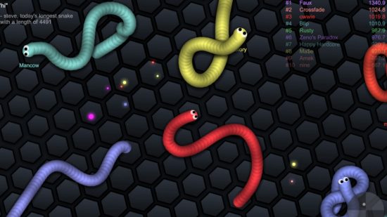 Giochi di serpenti: uno screenshot di Slither.io che mostra vari serpenti colorati su uno sfondo nero.