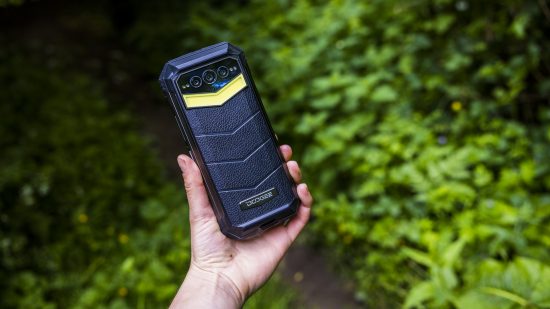 Le téléphone robuste Doogee S100 Pro testé dans un bois