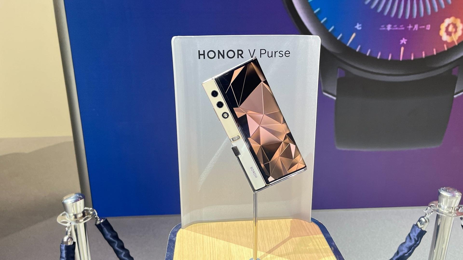 HONOR turns its foldable smartphone into handbag with always-on live  displays at IFA 2023