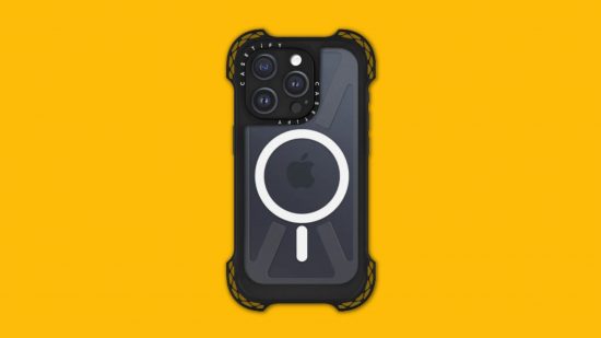 La meilleure coque iphone 15 pro Casetify : une coque noire costaude sur un téléphone Apple