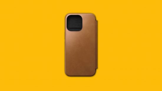 la meilleure coque iphone 15 pro Nomad : une coque de téléphone en cuir marron sur fond jaune