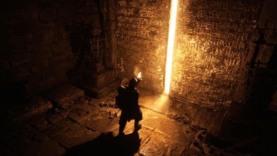personnage mobile de plus en plus sombre se préparant à ouvrir une porte couverte de runes dans un donjon