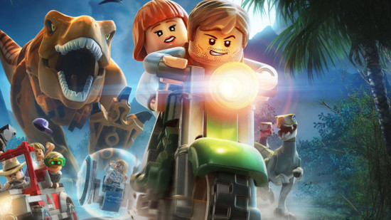 Jurassic World-Spiele – zwei Lego-Figuren auf einem Motorrad rennen vor einem riesigen T-Rex davon, der aus dem Nebel des Dschungels kommt.